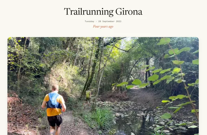 Ein Spark, wie er in LifeSparks zurückkommt: „Trailrunning Girona“ vom Dienstag, 20. September 2022, mit dem Hinweis „Vier Jahre her“, oben ein Video von einem Lauf auf einem Waldweg